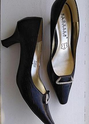 Знову актуальні туфлі-човники чорні blossem