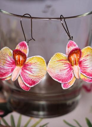 Длинные серьги ручной  работы с цветами "желто-розовые орхидеи"