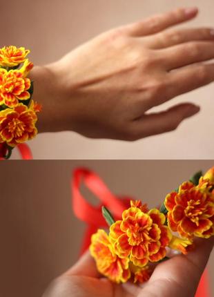 Помаранчевий браслет на руку з квітами в українському стилі "ч...