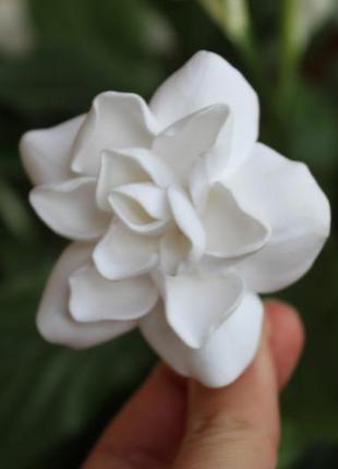 Белая заколка брошь цветок ручной работы "белая гардения"