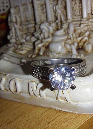 Красивое помолвочное женское кольцо из серебра 925 пробы в сти...