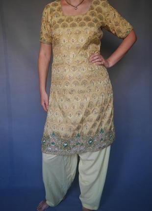 Індійський східний костюм, пенджабі, туніка, сарі.