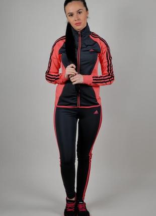 Спортивный костюм adidas.