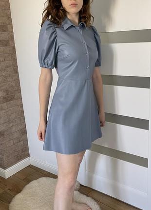 Коротка сукня з екошкіри в синьому кольорі