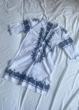 Платье вышиванка, белое с темно синей ( черное вышивкой )