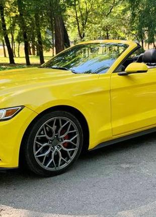 070 Ford Mustang жовтий кабріолет на прокат у Києві