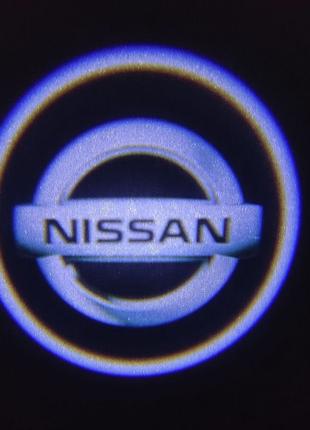 Лазерная подсветка на двери автомобиля с логотипом Nissan