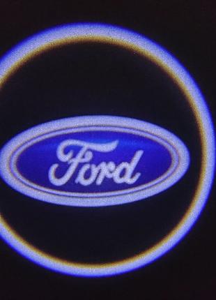 Лазерная подсветка на двери автомобиля с логотипом Ford