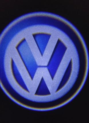 Лазерная подсветка на двери автомобиля с логотипом Volkswagen