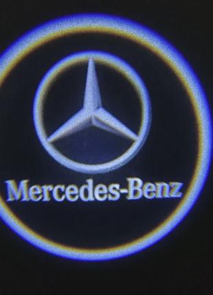 Лазерная подсветка на двери автомобиля с логотипом Mercedes