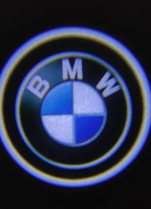 Лазерная подсветка на двери автомобиля с логотипом BMW