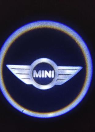 Светодиодная подсветка на двери автомобиля с логотипом Mini
