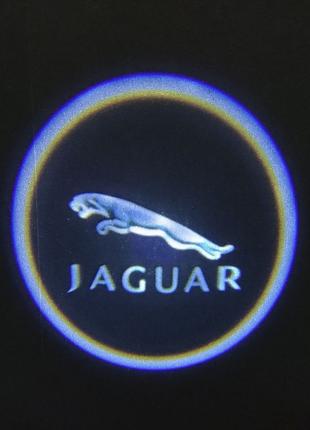 Светодиодная подсветка на двери автомобиля с логотипом Jaguar