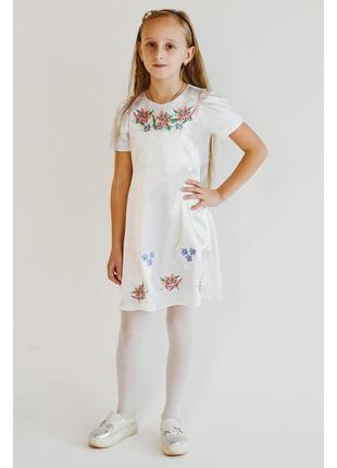 Біле плаття з вишивкою для дівчинки