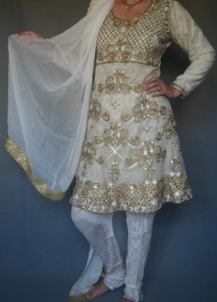 Індійське східне плаття, анаркалі, сарі.