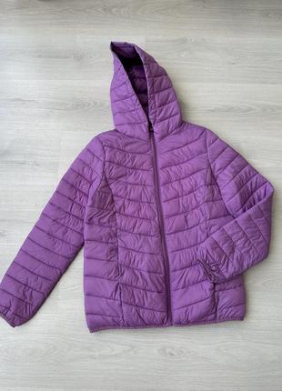 Фиолетовая стеганная куртка женская