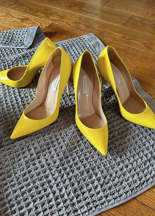 Желтые кожаные туфли на шпильке casadei оригинал италия