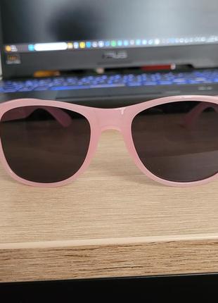 Солнцезащитные очки розовые с черными линзами