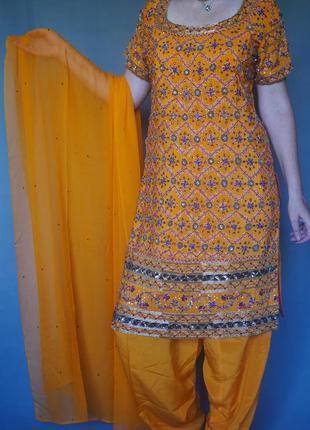 Индийский восточный костюм, туника, сари.