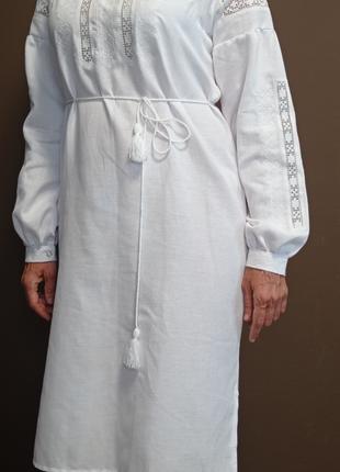 Дизайнерское льняное белое женское платье "Стиль" с белой выши...
