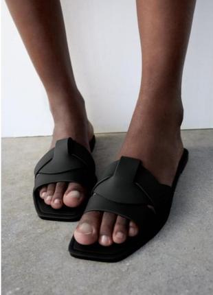 Прорезинені босоніжки сандалі з перехресними ремінцями zara