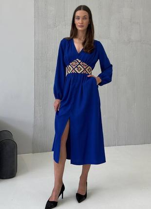 Синя сукня вишиванка довжини міді