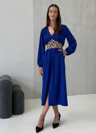 Синя сукня вишиванка довжини міді