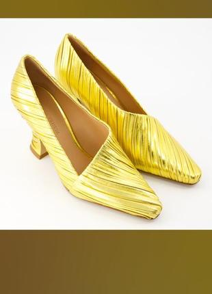 Bottega veneta

золотые кожаные туфли на каблуке