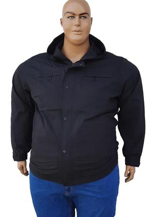 Большого размера мужская осенняя куртка на резинке снизу.