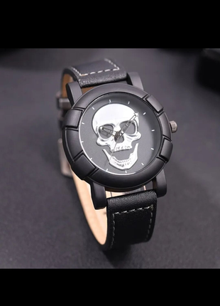 Чоловічий наручний годинник з черепом