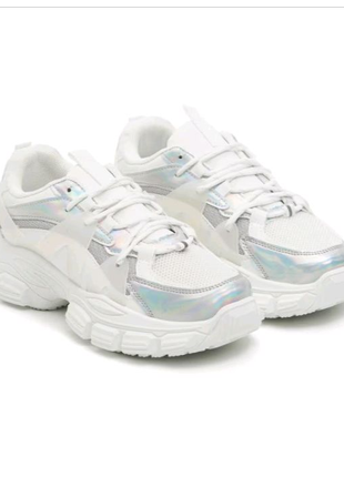 Спортивне взуття білого кольору з холо ефектом