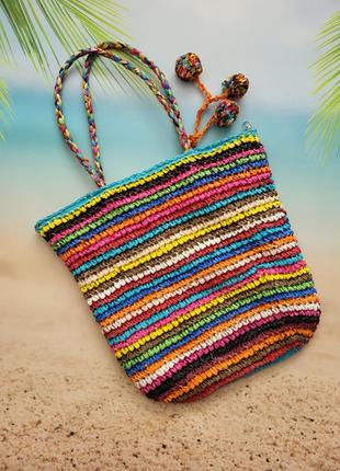 Плетена яскрава різнобарвна сумка