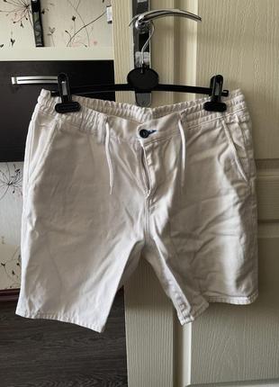 Белые мужские джинсовые шорты colin's
