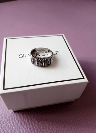 Серебряное кольцо с кубическими циркониями прозрачного и синег...