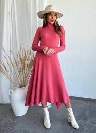 Темно-розовое ангоровое платье с воротником-стойкой