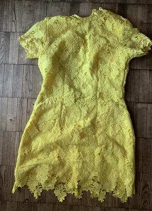 Желтое яркое платье гипюр