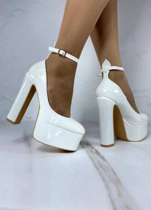 Женские лаковые белые туфли с ремешком. туфли братц