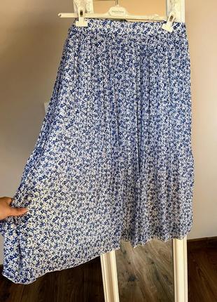 Стильная юбка плиссе в мелкие цветы белая юбка с синими цветам...