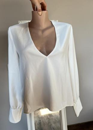 Элегантная белая блуза zara блуза с глубоким вырезом и длинным...