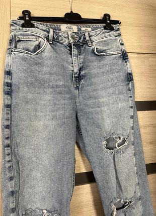 Классные светлые мом джинсы с потертостями и дирками от new look