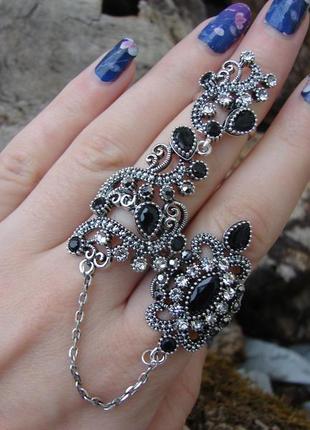 Модное большое кольцо на два пальца с черными камнями с цепочк...