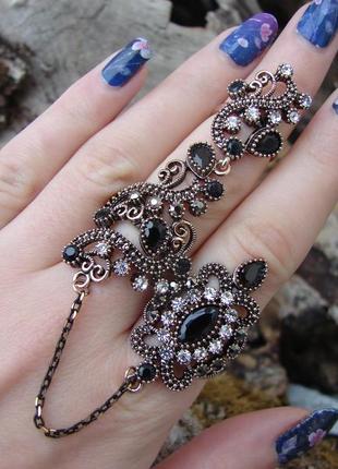 Модное большое кольцо на два пальца с черными камнями с цепочк...