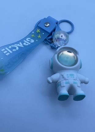 Брелок трендовый для ключей Космонавт фонарик на ключи , сумку...