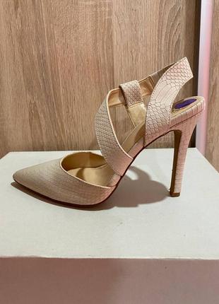 Элегантные босоножки vince camuto