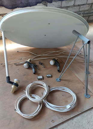 Супутникова антена (тарілка) та деталі обладнання