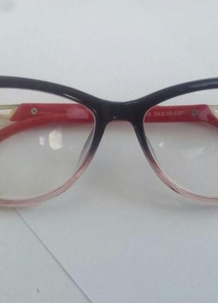 Стильные женские очки для зрения в полупрозрачной   оправе.