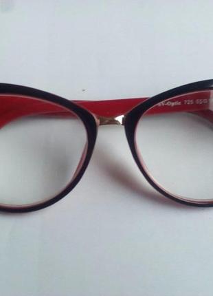 Женские стильные очки для зрения в красной   оправе.