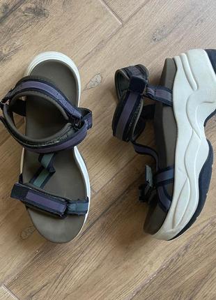 Супер стильні сандалі на платформі zara