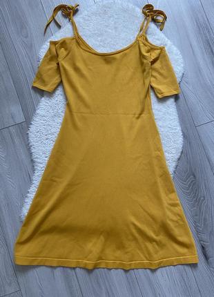 Платье горчичное расклешенное платье с обнаженными плечами