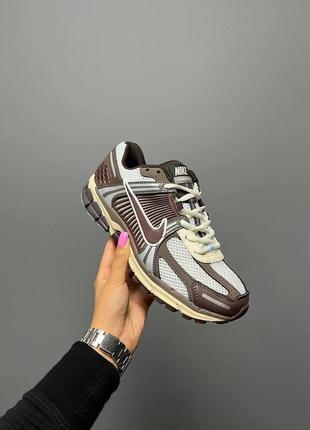 Кроссовки nike wmns zoom vomero 5 'earth fossil'